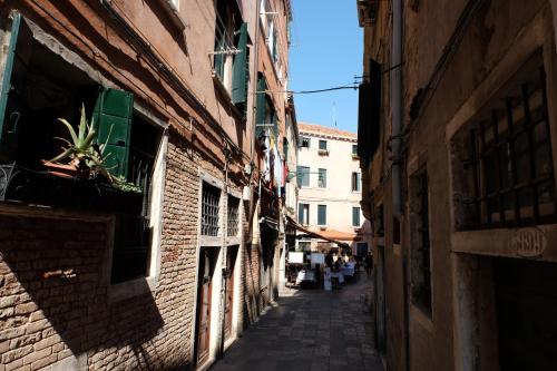 Stylish Self-Contained Room & Bath in Castello between Biennale & San Marco 5