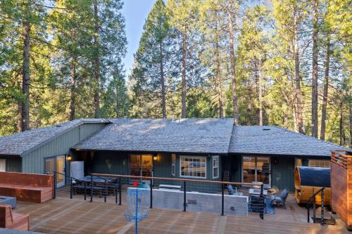 Luxury Mountain Escape Sleeps 25 - Sauna, Hot Tub, Fire Pits - 5 Star Amenities in Twain Harte (CA)