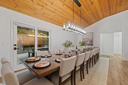 Luxury Mountain Escape Sleeps 25 - Sauna, Hot Tub, Fire Pits - 5 Star Amenities in Twain Harte (CA)