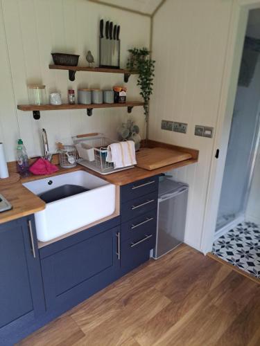 廚房, Trouble House in 泰特伯里