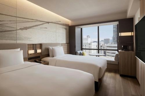 1 king bed, 2 twin beds