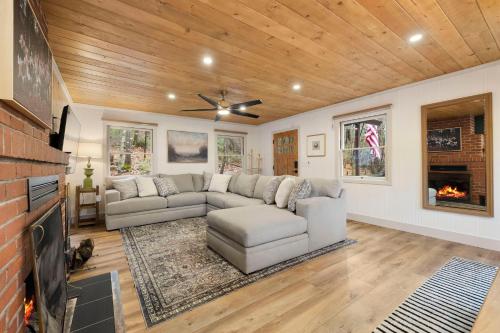 Luxury Mountain Escape Sleeps 25 - Sauna, Hot Tub, Fire Pits - 5 Star Amenities in Twain Harte (CA)