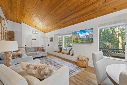 Luxury Mountain Escape Sleeps 25 - Sauna, Hot Tub, Fire Pits - 5 Star Amenities in Twain Harte (CA)