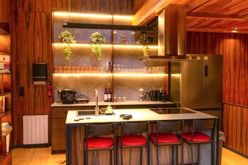 Паб/Коктейль-бар, Chalet urbain-150m2 jardin privatif-15mn de Paris in Ле Бурже