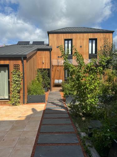 Chalet urbain-150m2 jardin privatif-15mn de Paris in Льо Бурже