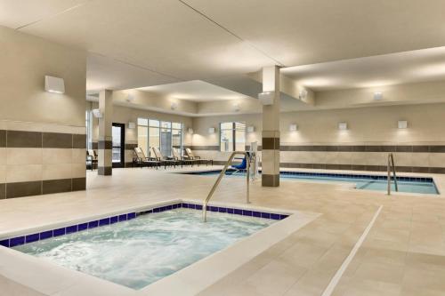 Swimming pool, Courtyard by Marriott St Paul Woodbury in Woodbury (MN)