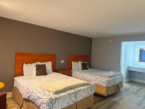 Mountain House motor Inn Downtown Gatlinburg - image 13
