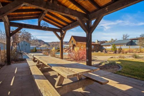 Timber & Tin G 2Bed 2Bath w Pool & Rooftop Deck - image 13
