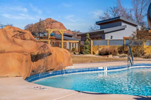 Timber & Tin H 2Bed 2Bath w Pool & Rooftop Deck - image 9