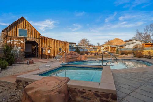 Timber & Tin H 2Bed 2Bath w Pool & Rooftop Deck - image 7