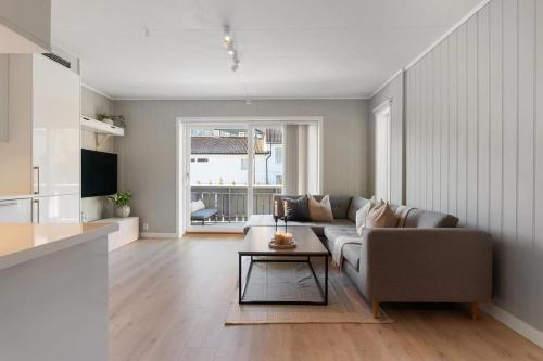 Bright and Modern 2-bed Apartment with parking, BBQ and more – khách sạn tại Laksevåg