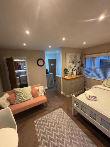 1 double bed studio with private access and parking, Plymouth