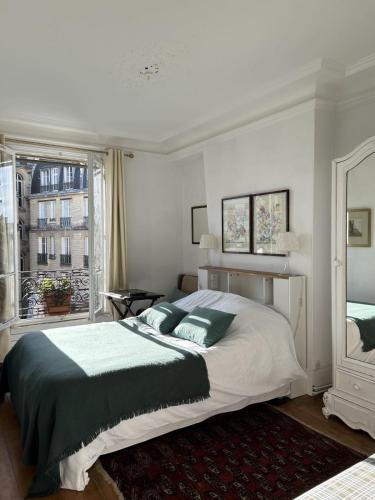 Charming apartment just steps from the Pantheon