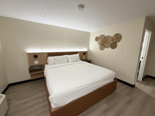 Bed, Sunrise Inn San Diego in Roseville-Fleet Ridge