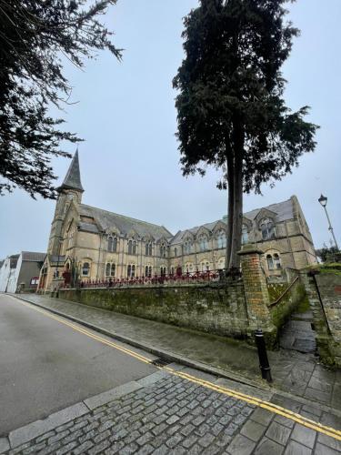 Bright 2BR Apartment, Free parking, Easy access to beaches & Town in Littledown and Iford