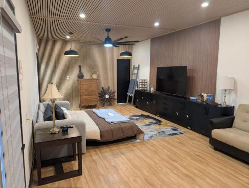 Spacious King Pull Out Suite Beamsville in Lincoln (ON)