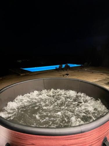 Cabaña con Jacuzzi y Piscina