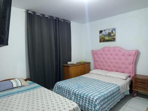 1 queen bed, 1 twin bed