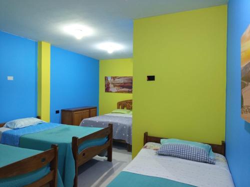 1 queen bed, 4 twin beds