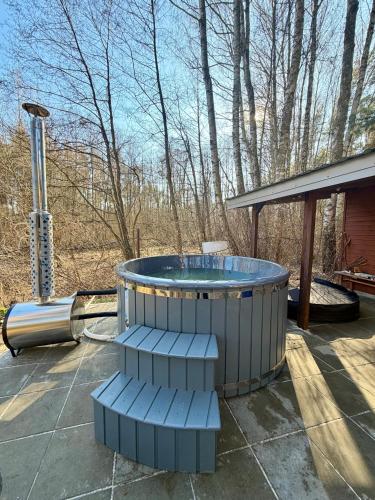 Kurort Mirowice-domek w lesie, z balią z jacuzzi i hydromasażem