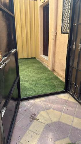 Lối vào, Separate studio jimi in Al Ain