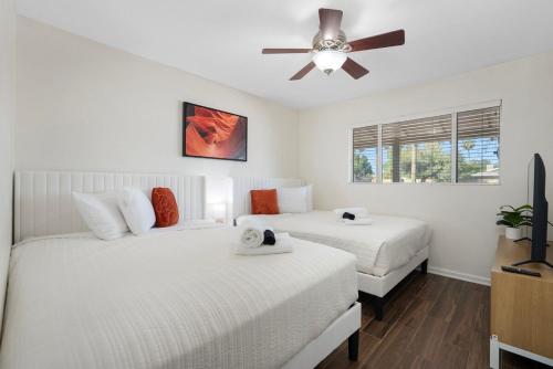 3 Minutes From Old Town! 5 Queen Beds! - image 3
