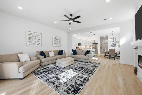 6BR 2 Homes | Near Downtown & UTSW, Patio, Garage. – khách sạn tại Stemmons Corridor