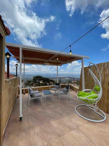 Balcony/terrace, The Rooftop Retreat in Baabdat