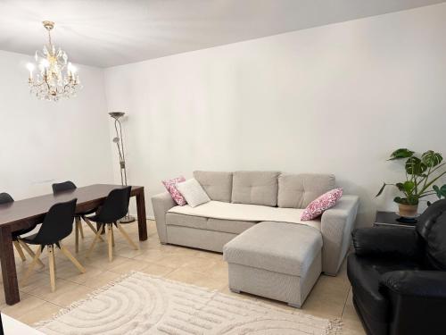HHH Newly renovated big 4-bedroom apt with balcony, free parking for 2 cars, Helsinky