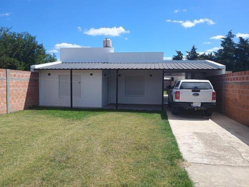 Casa amplia, cuenta con 3 dormitorios, garage y quincho