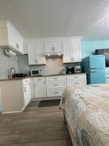 Ocean Views Retreat . Enjoy the Ocean View from your balcony in Daytona Beach, USA