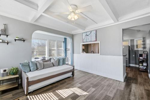 Charming Historic Foursquare Home 4BR Backyard – khách sạn tại Highland Park