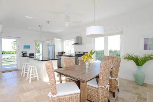 Condo w/Views, Beach, Htd Pool, Pickleball, Golf Cart,Gym, Walk to Restaurant in James Pt