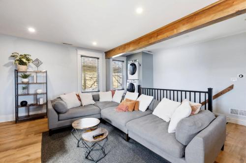 Elegant Historic Apartment with Craftsman Details – khách sạn tại Highland Park