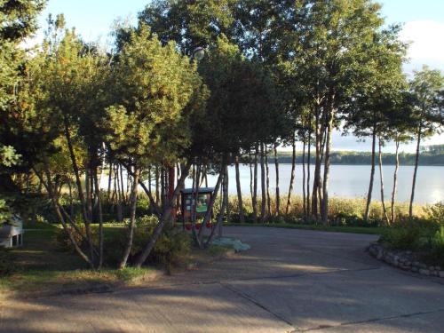 Dārzs, Mobile Home im Ferienpark mit Seezugang in Dabel