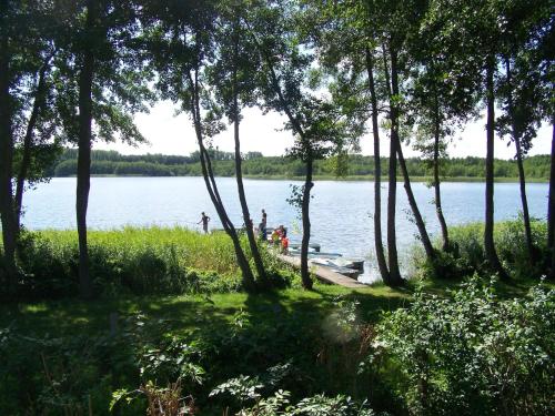 Apkārtne, Mobile Home im Ferienpark mit Seezugang in Dabel