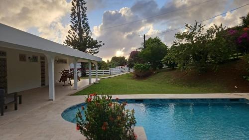 Domaine Du Paradis- Villa IXORA – khách sạn tại Le Robert