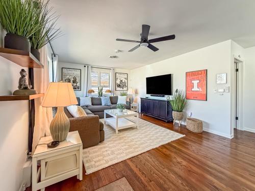 Cozy Cottage Walkable To UIUC – khách sạn tại Campustown