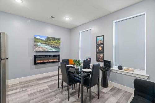 Cozy West Philly 1BR with Fireplace & Vinyl Free Parking