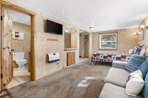 Couples Escape: Cozy Lakeside Cabin by the Marina - Holiday Home in Forsyth (MO)