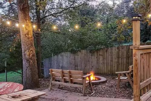Couples Escape: Cozy Lakeside Cabin by the Marina - Holiday Home in Forsyth (MO)
