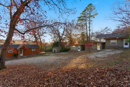 Couples Escape: Cozy Lakeside Cabin by the Marina - Holiday Home in Forsyth (MO)