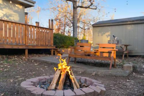 Couples Escape: Cozy Lakeside Cabin by the Marina - Holiday Home in Forsyth (MO)