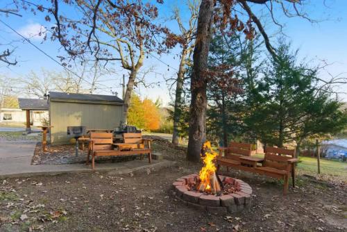 Private Lakeside Cabin for Two – Walk to Marina in Forsyth (MO)