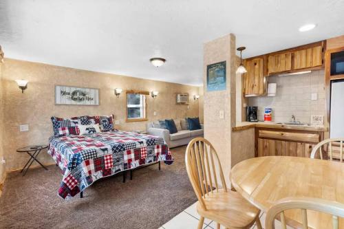 Private Lakeside Cabin for Two – Walk to Marina in Forsyth (MO)