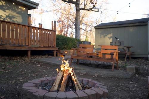 Private Lakeside Cabin for Two – Walk to Marina in Forsyth (MO)