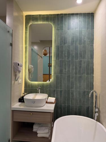 room detail thumbnail 2