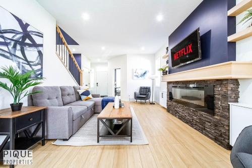 4BDRM Stylish Modern Home - AC - Patio with BBQ and Firepit – khách sạn tại Khu Britannia Youngstown