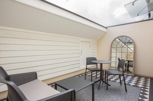 Stunning Studio with Alfresco Terrace near Trains - image 3