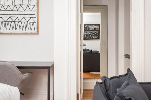 Stunning Studio with Alfresco Terrace near Trains - main image